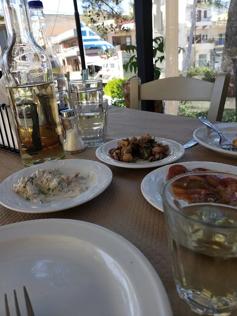 angela jones_Finikas Raki-Taverna_Neápoli_review