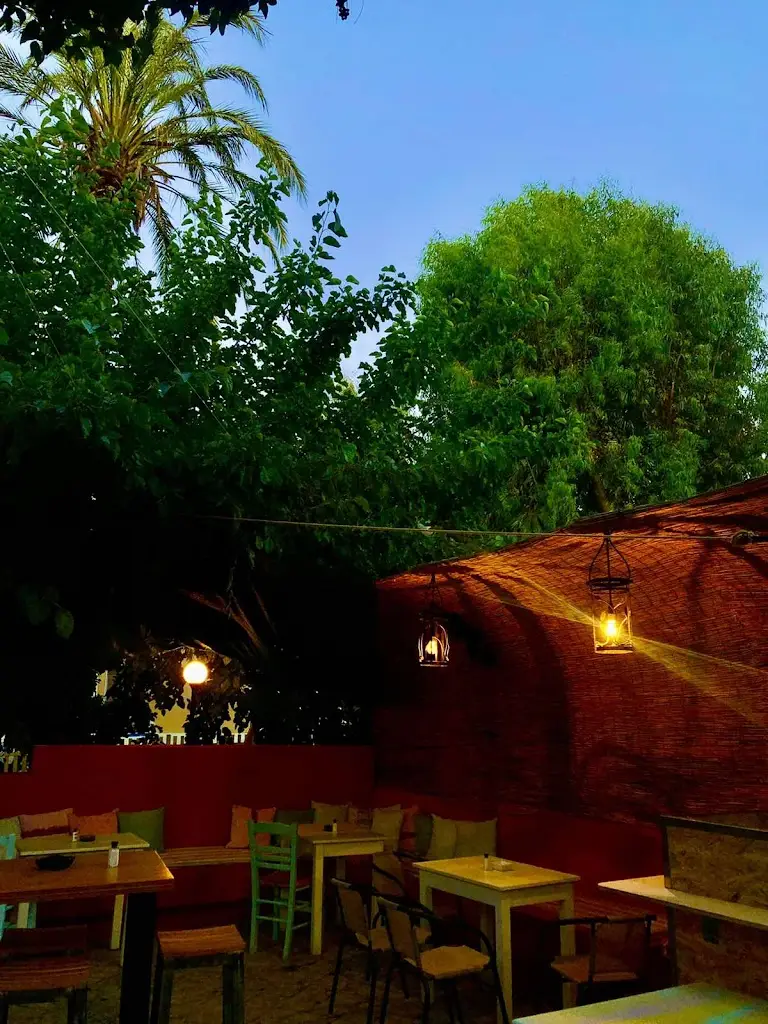 Finikas Raki-Taverna Restaurant in Neápoli