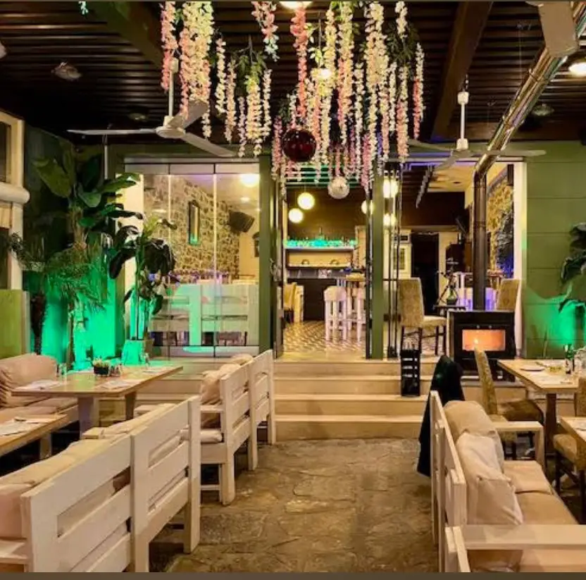 ΛΙΓΟ ΑΠ'ΟΛΑ Restaurant in Neápoli