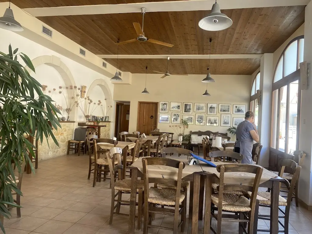 Nick Semertzides_Hellas Restaurant_Palekastro_recensione