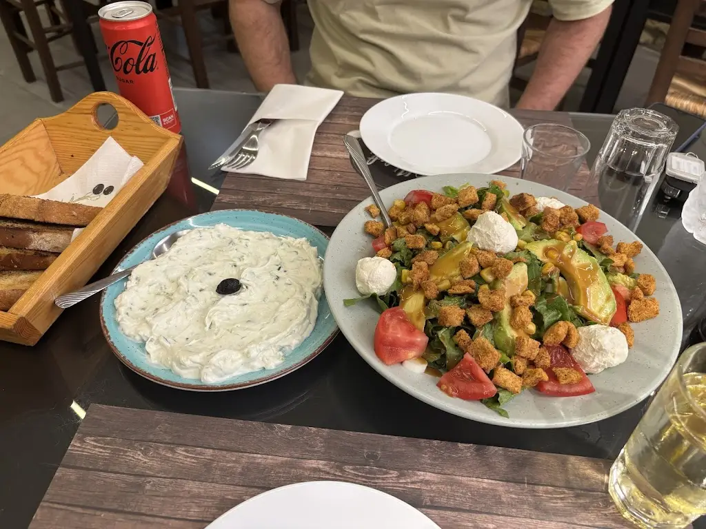 Laura Brazdze_ΤΟ ΑΛΩΝΑΚΙ / TO ALONAKI_Pithári_Bewertung