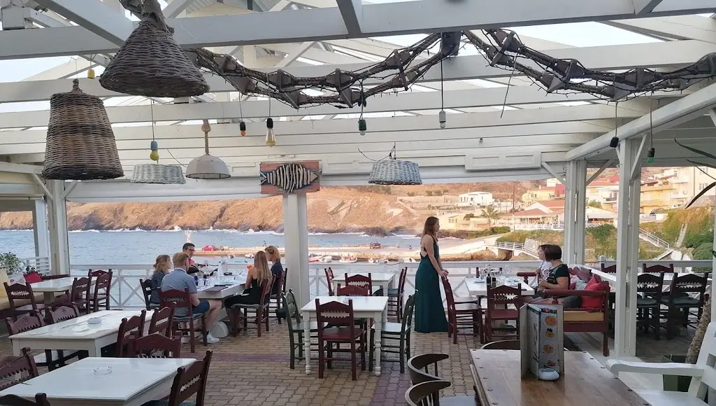 Porto Parassiris Restaurant in Pánormos