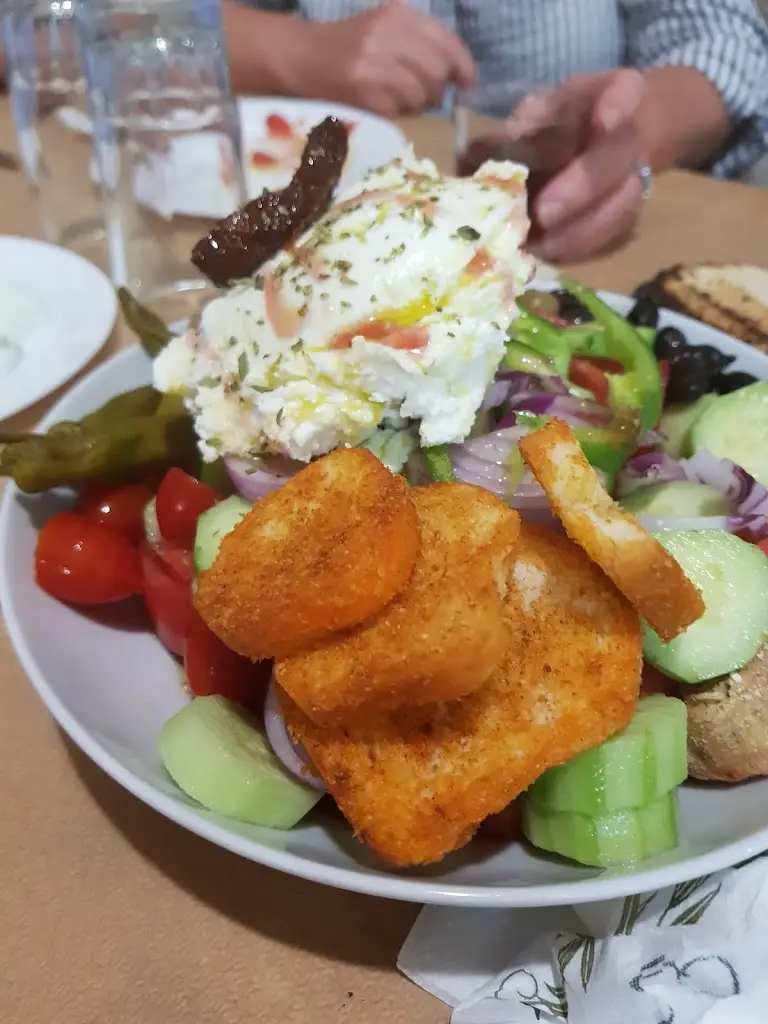 Alfhild Halland_Tavern Electra_Perivólia_Bewertung