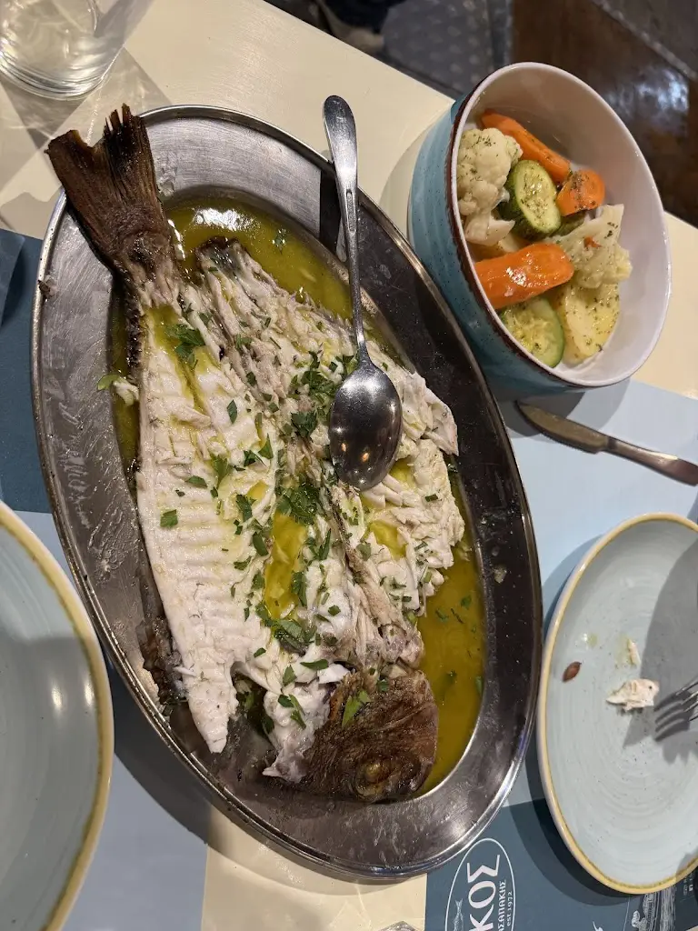 Paraschiv Mihnea_Nikos Fish Tavern_Schísma Eloúndas_recensione