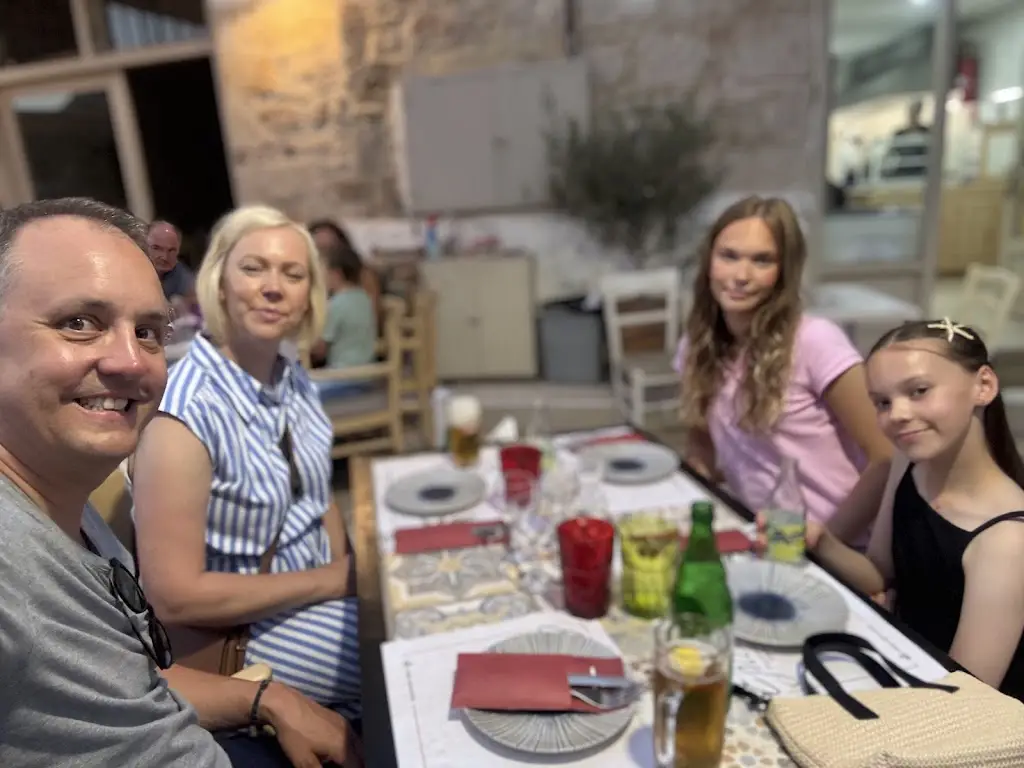 Tony Jones_The Olive, Wine And Cook House_Violí Charáki_Bewertung