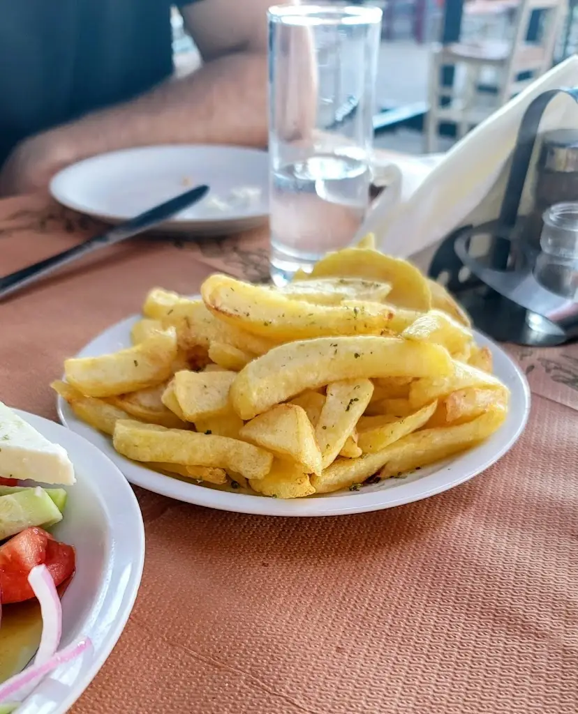 Sumeyra Ozcan_To Apomero_Chios_review