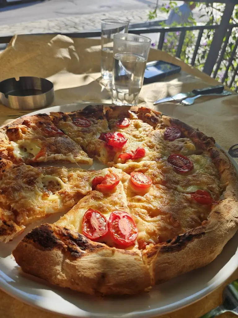 Holly Schureman_Family Coffee&food_Eleftherés_review