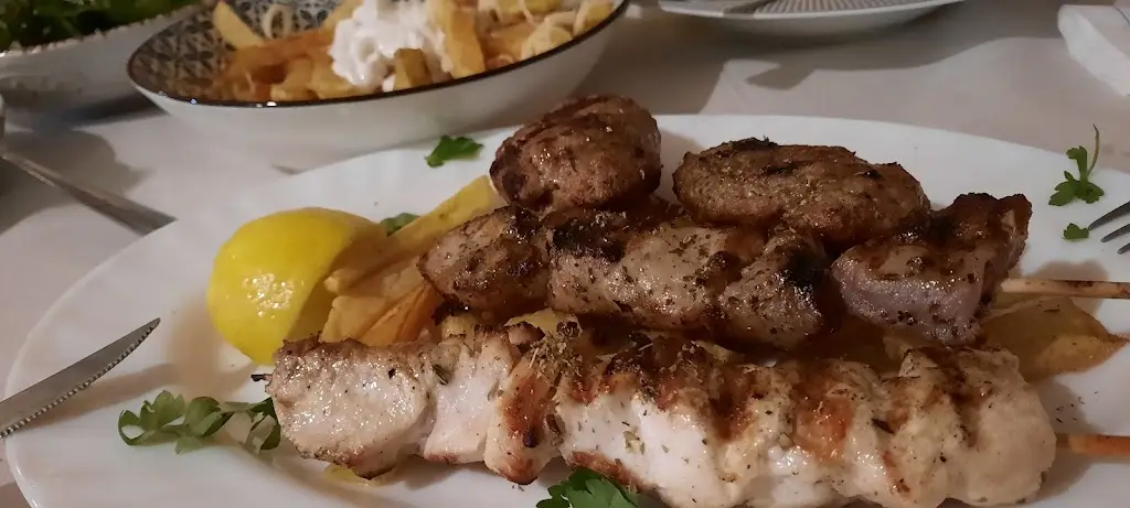 Yiannis Karayiannis_Ρετσινάδικο Τα Κιούπια_Didymóteicho_review