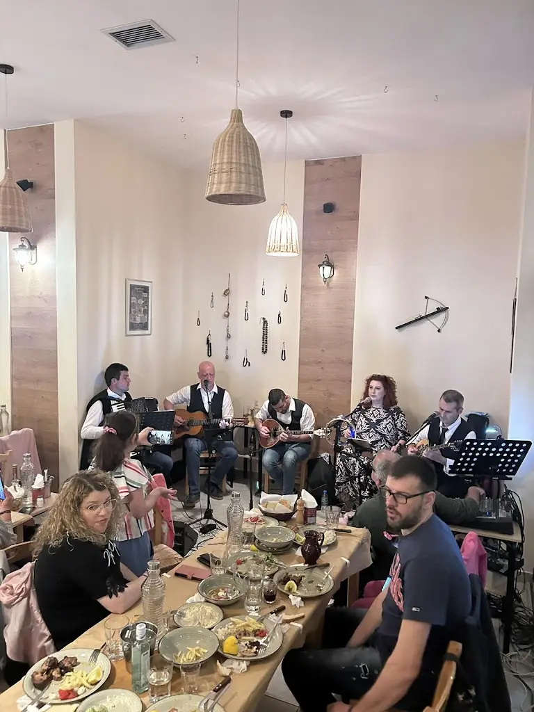 Τσιπουράδικο το Αρχονταρίκι Restaurant in Chrysoúpolis