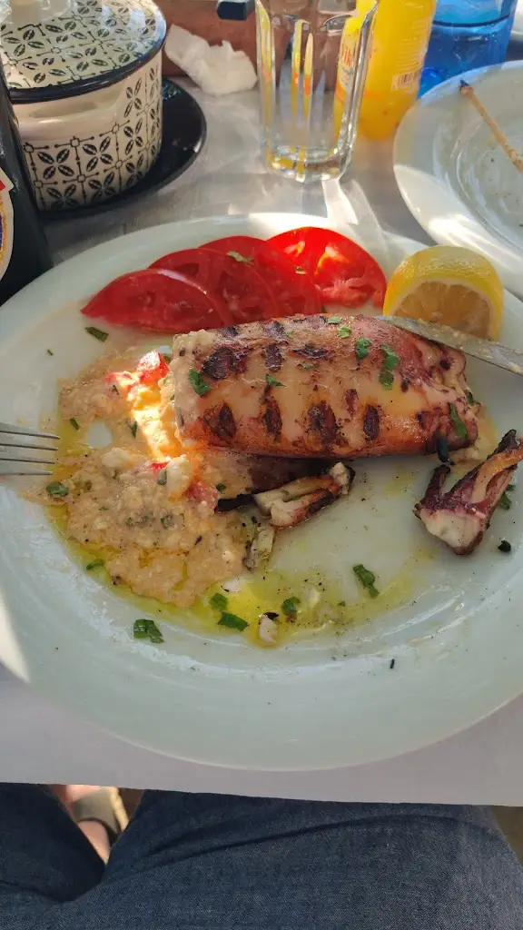 Menü_Synantisi - GiannelosTavern_Kamariótissa_Bild_5