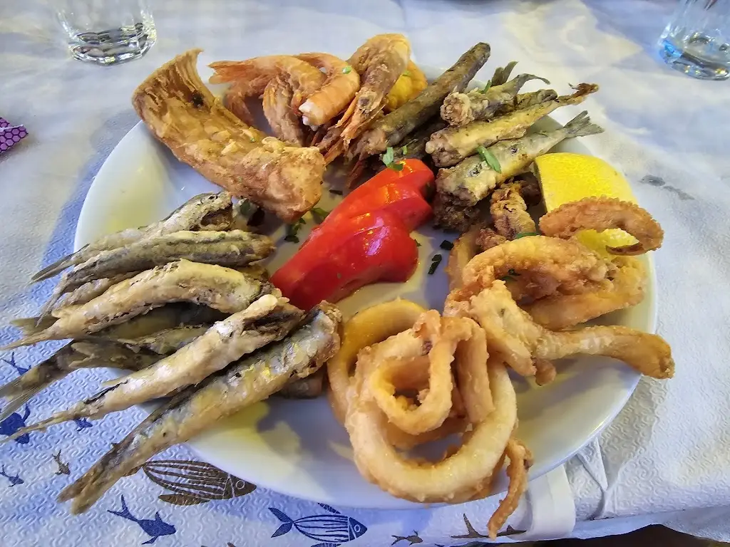 Menü_Synantisi - GiannelosTavern_Kamariótissa_Bild_6