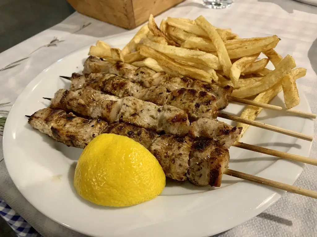 Menü_Synantisi - GiannelosTavern_Kamariótissa_Bild_8