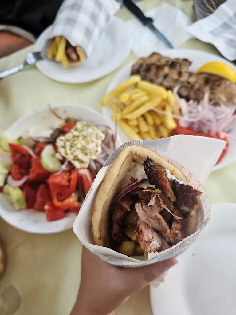 Daria Rub_Ψητοπωλείο στα κάρβουνα_Kamariótissa_review