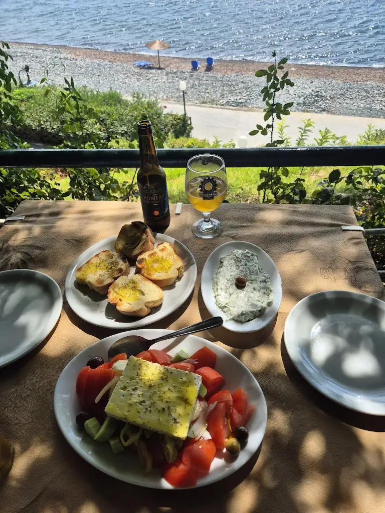 Arie Zur_Akrogiali Taverna_Kamariótissa_Bewertung