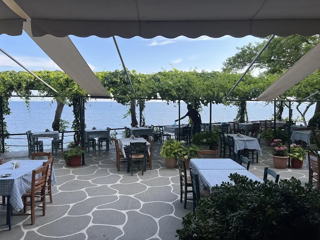 Akrogiali Taverna_Kamariótissa_slider_image_1