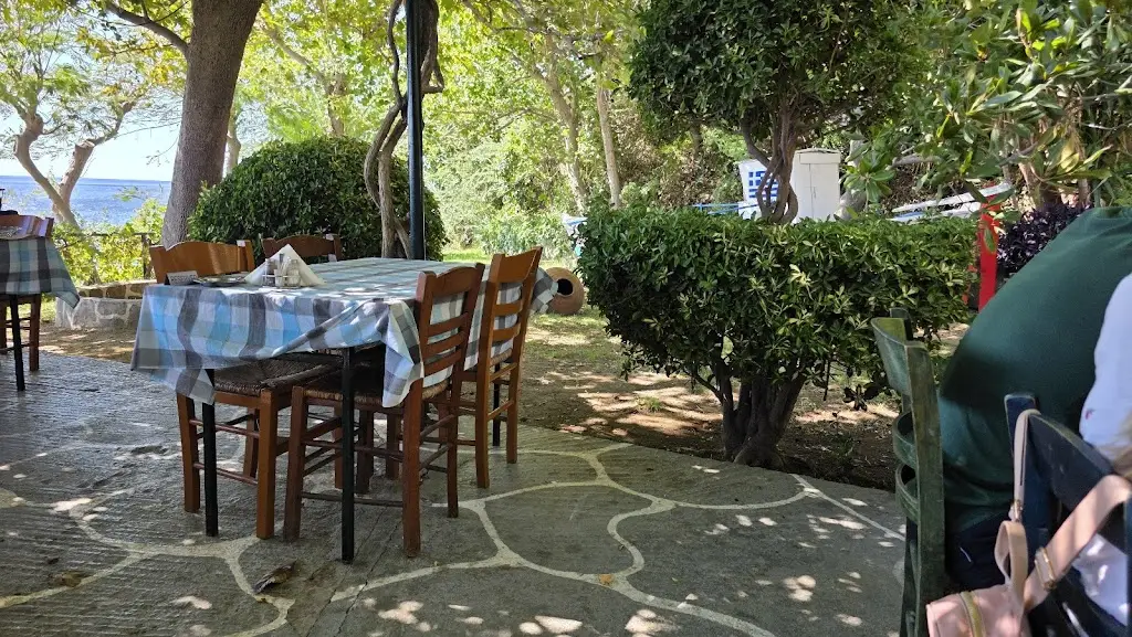 Akrogiali Taverna_Kamariótissa_slider_image_3