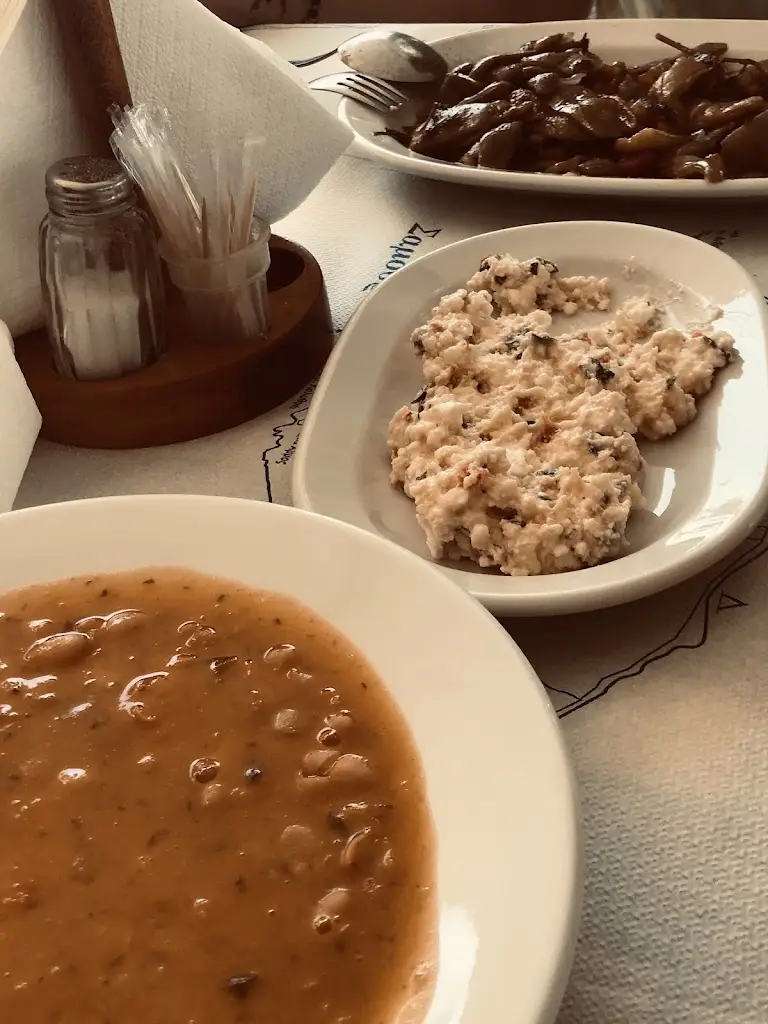 Michael Mylonas_Klimataria Tavern_Kamariótissa_reseña