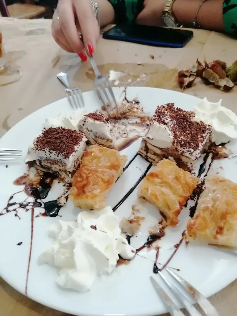 Ma_ Gi.K_I plateia_Kastaniés_Bewertung