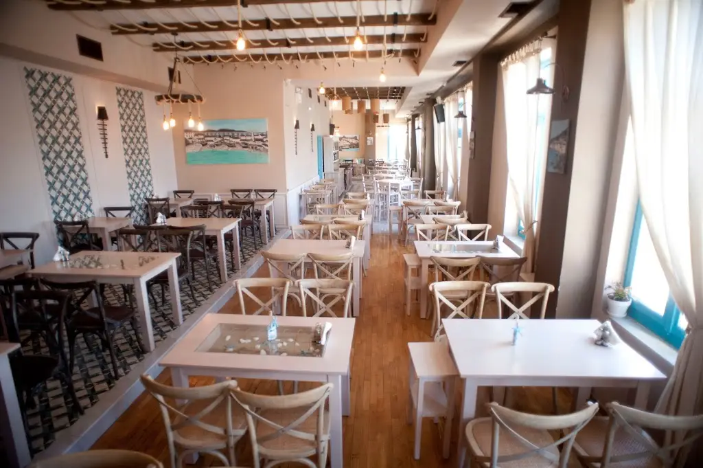 Απίκο Τσιπουράδικο Restaurant in Kavála