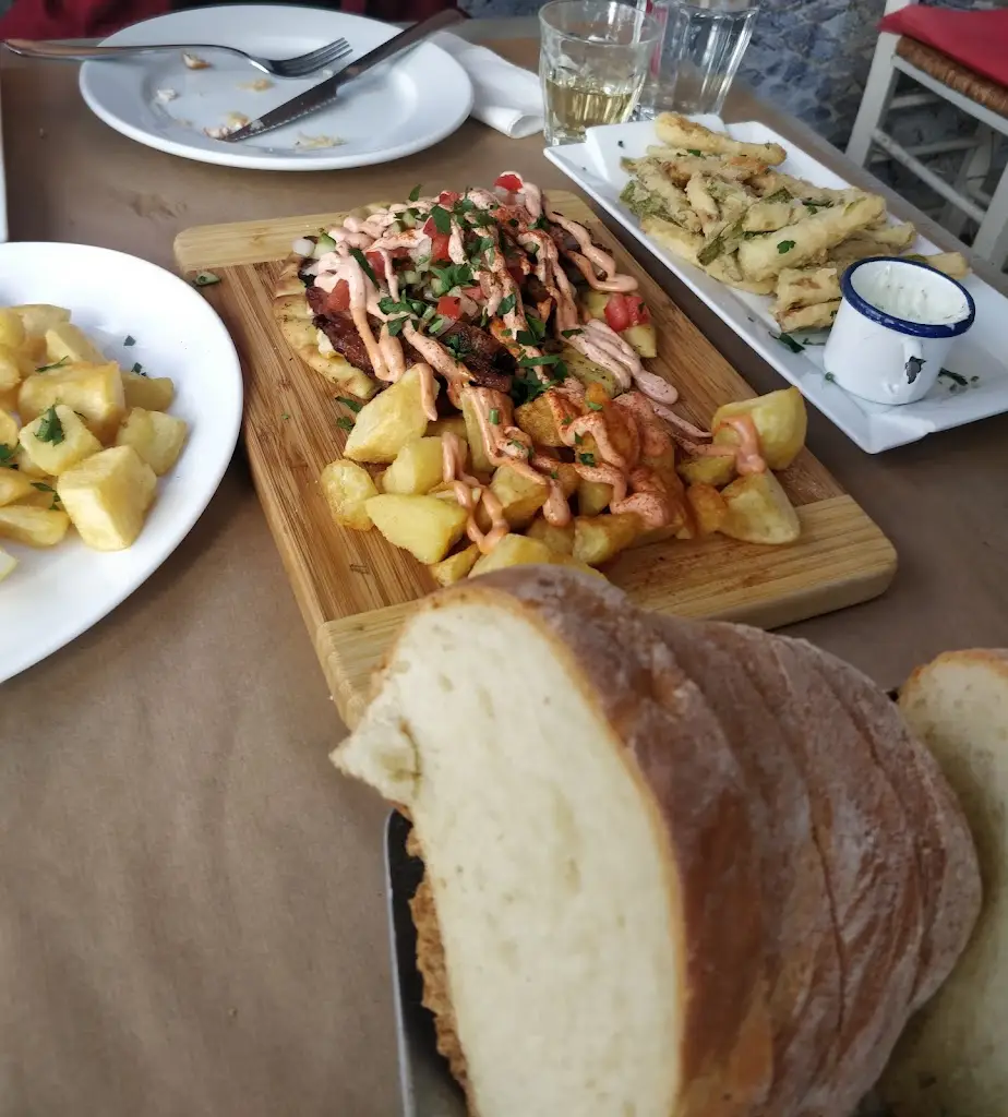 Athanasios Karagioras_το Κουτί_Komotiní_recensione