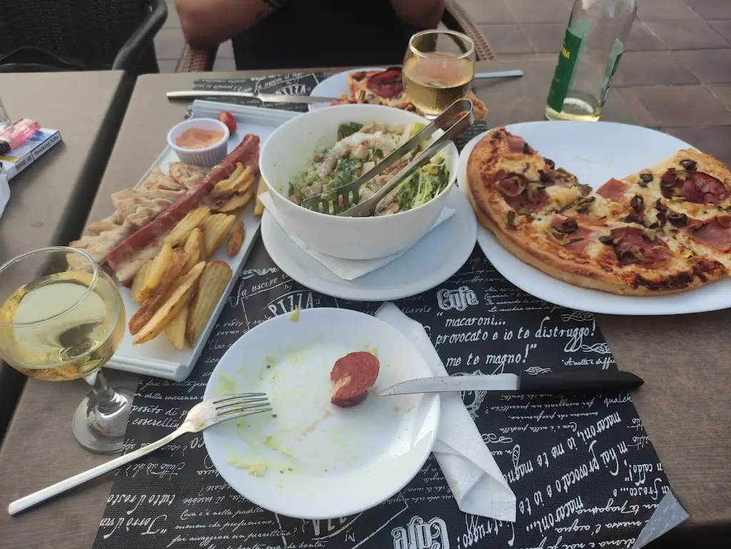 Pelin Gulek_Mokambo Bistro Caffe_Kyprínos_recensione