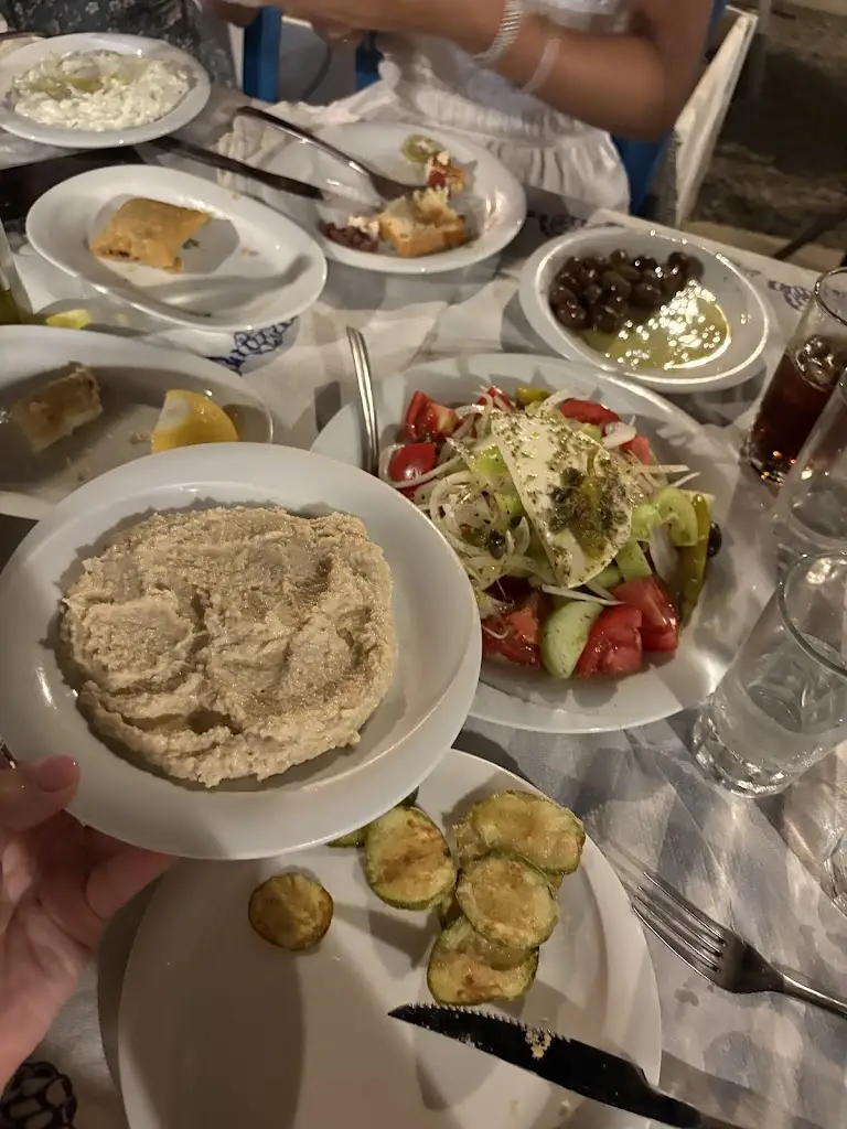 Julia Calabro_Tavern Kosmos_Lemnos_Bewertung