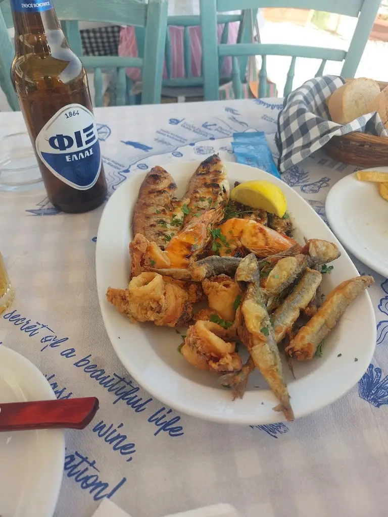 Aleksandar Trajkovic_Taverna Agistri_Limenária_reseña