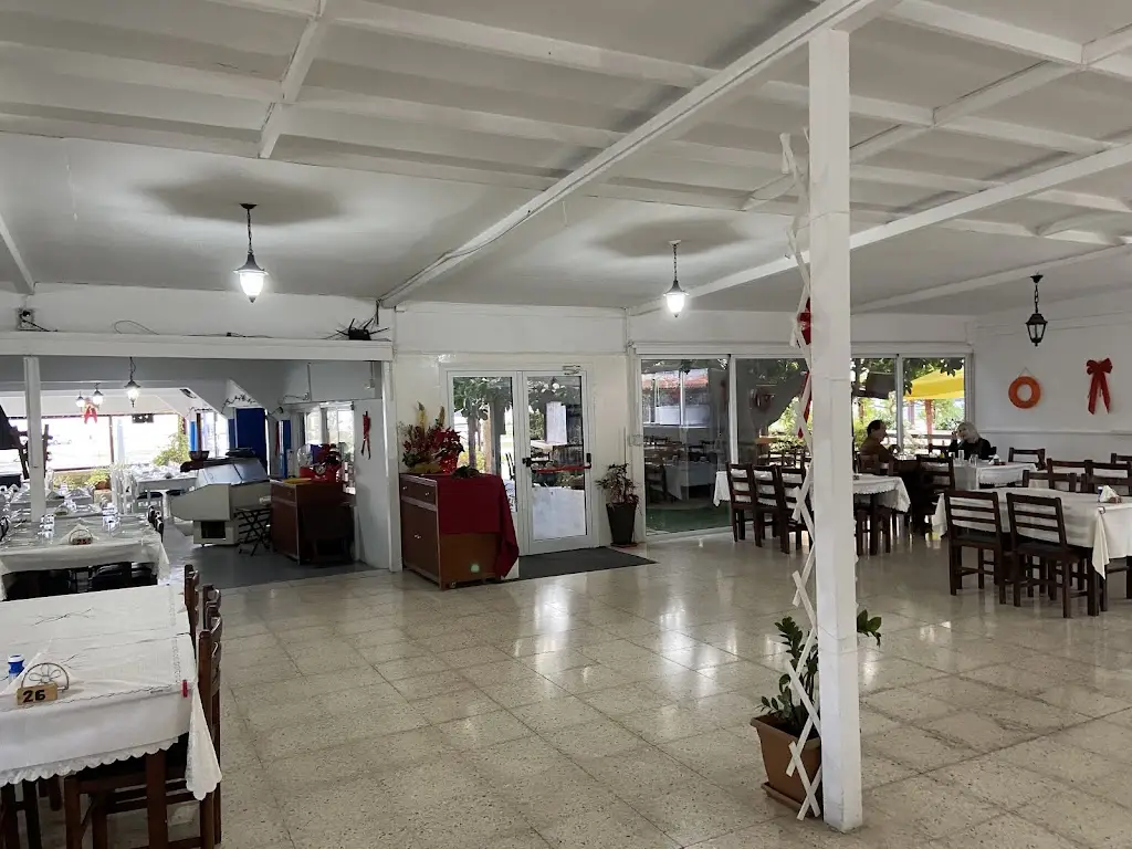 Alan Burns_KANTINA Snack Bar_Lesbos_reseña