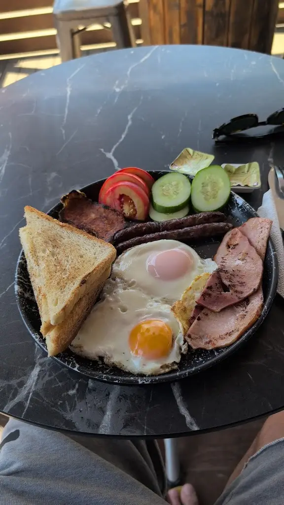 Laura Arina Grosu_Omega Food & Bar_Lesbos_review