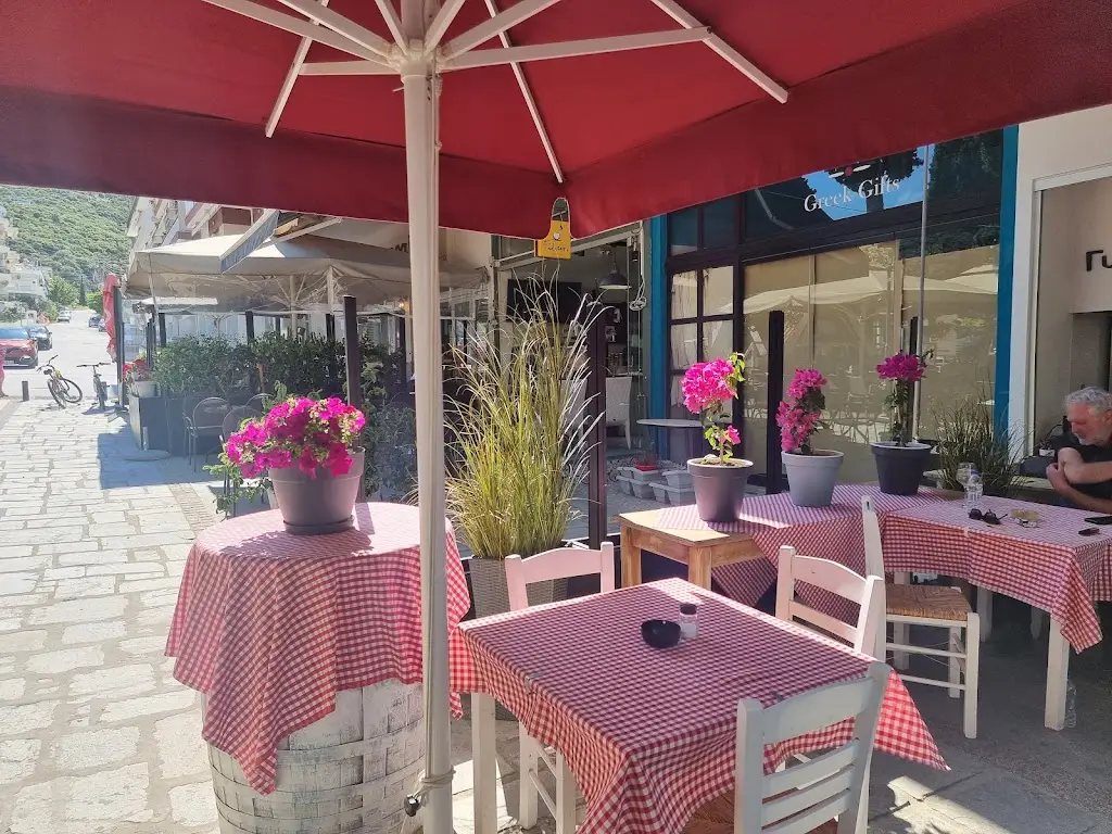 Traditional Gyros Plateia_Néa Iraklítsa_slider_image_3