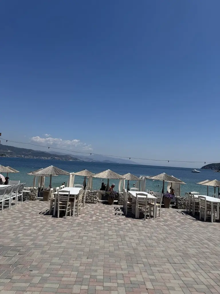 Debbie Gibbs_Frog Beach Lounge_Néa Iraklítsa_Bewertung