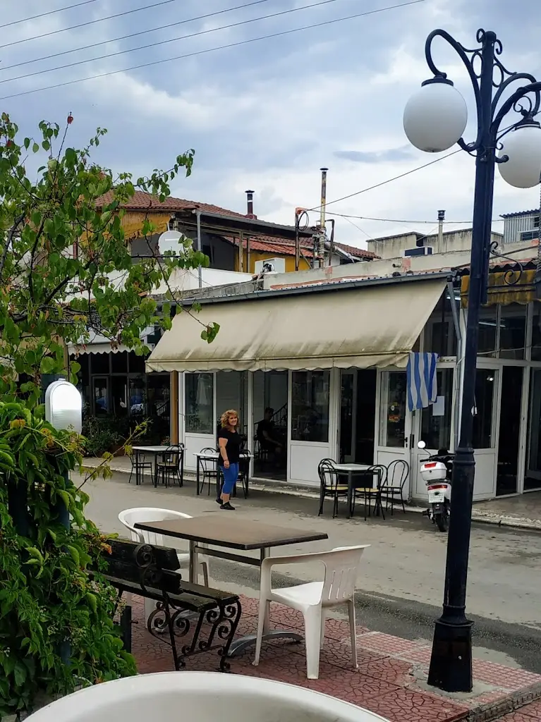 Καφέ-Ψητοπωλειο Η Πλατεια Restaurant in Néa Karyá