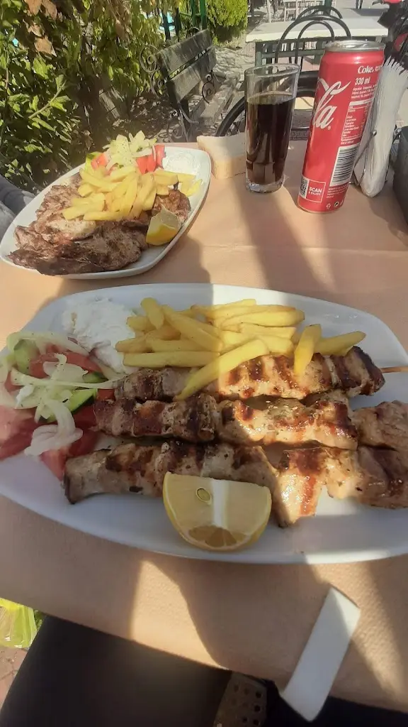 Καφέ-Ψητοπωλειο Η Πλατεια_Néa Karyá_slider_image_2