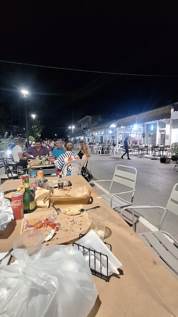 Καφέ-Ψητοπωλειο Η Πλατεια_Néa Karyá_slider_image_3