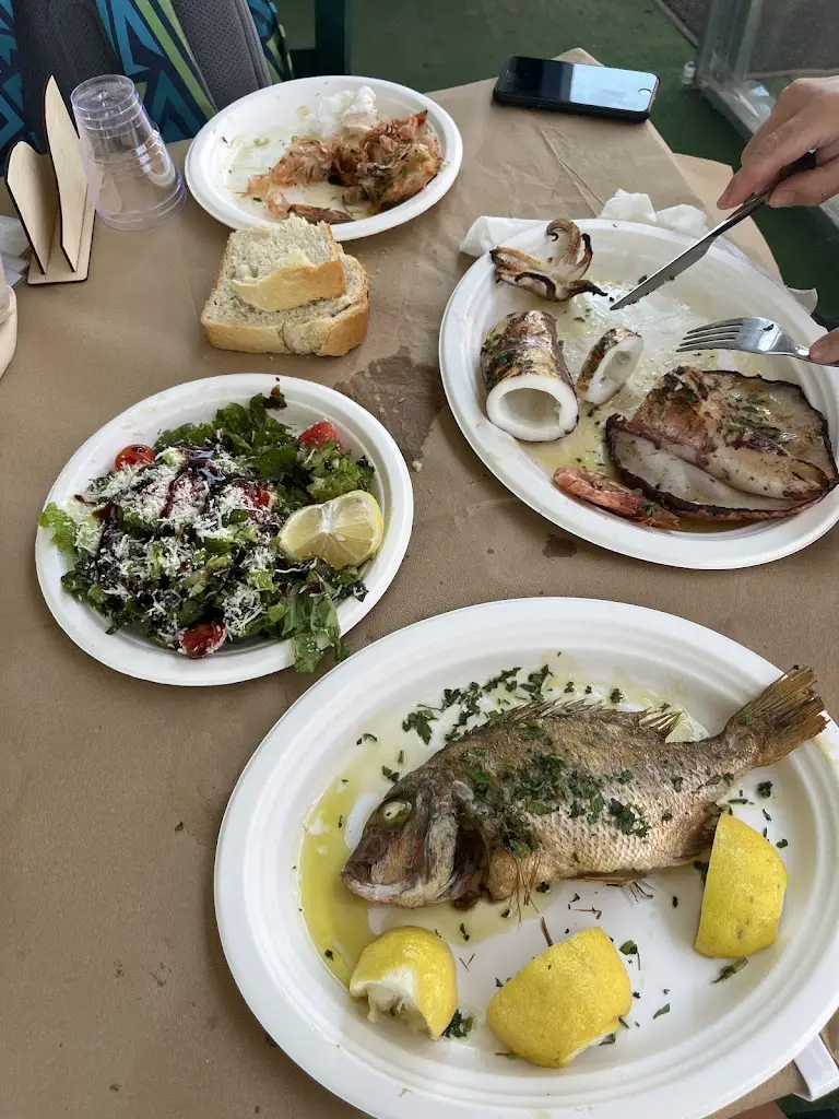 Maria Moisincu_Agricultural fishing cooperative Keramoti_Néa Karyá_reseña