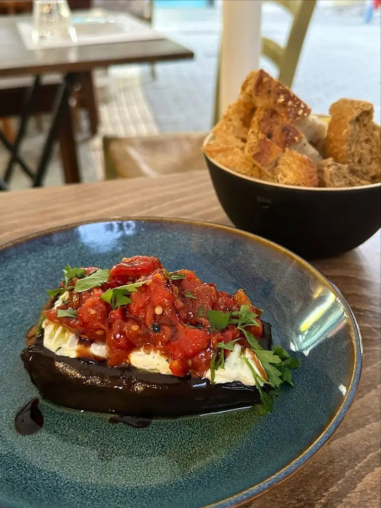 Lola_Irákleio_slider_image_3