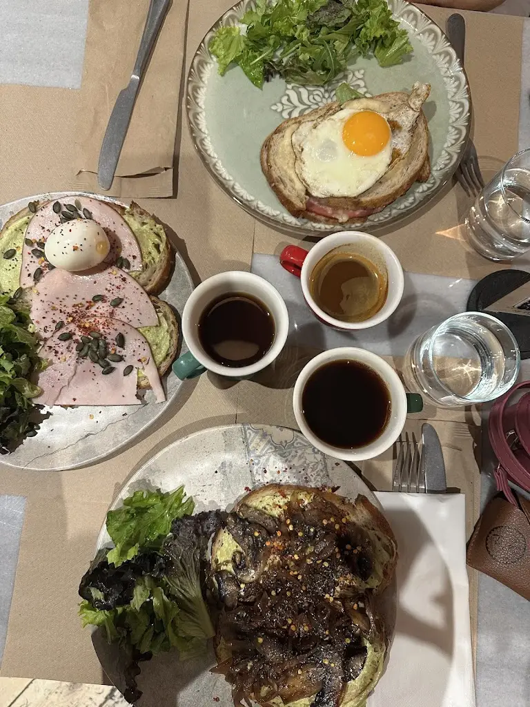 L. Y._Alley dog_Mytilene_review