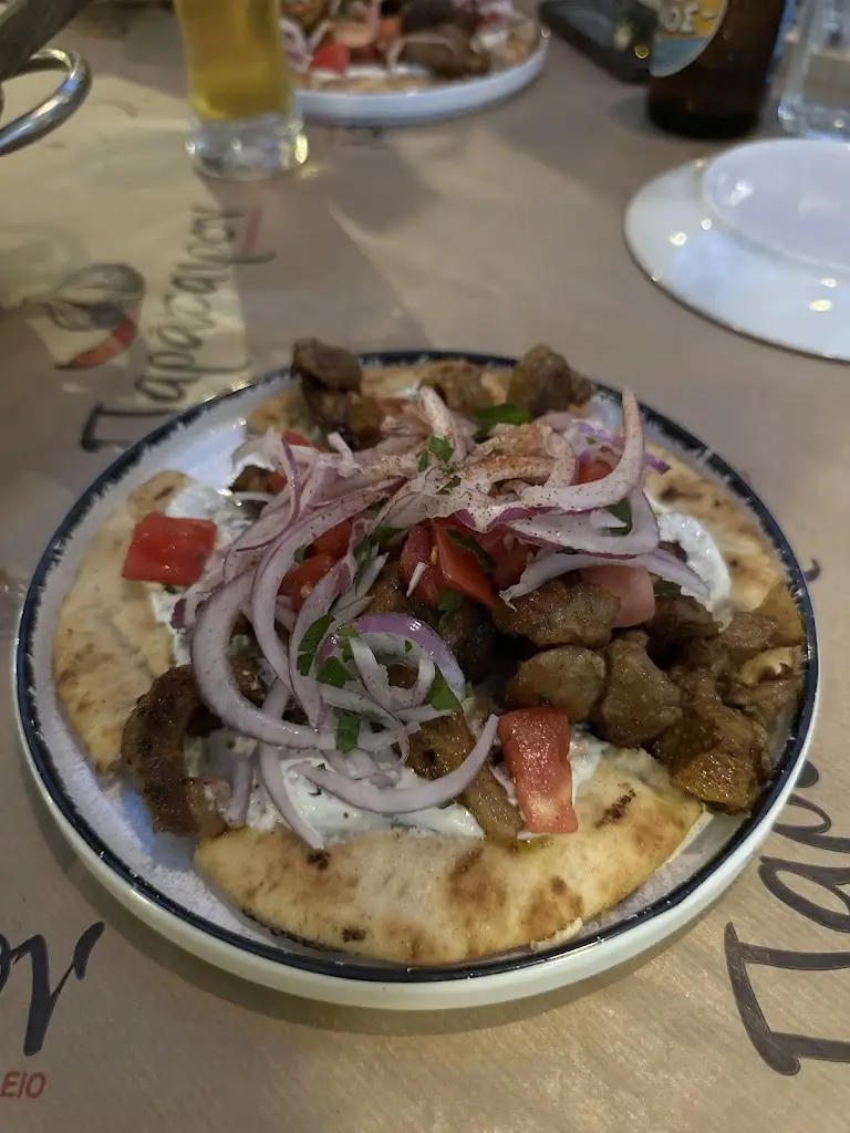 Lucian Luca_Παράταιρον / Paratairon_Mytilene_Bewertung