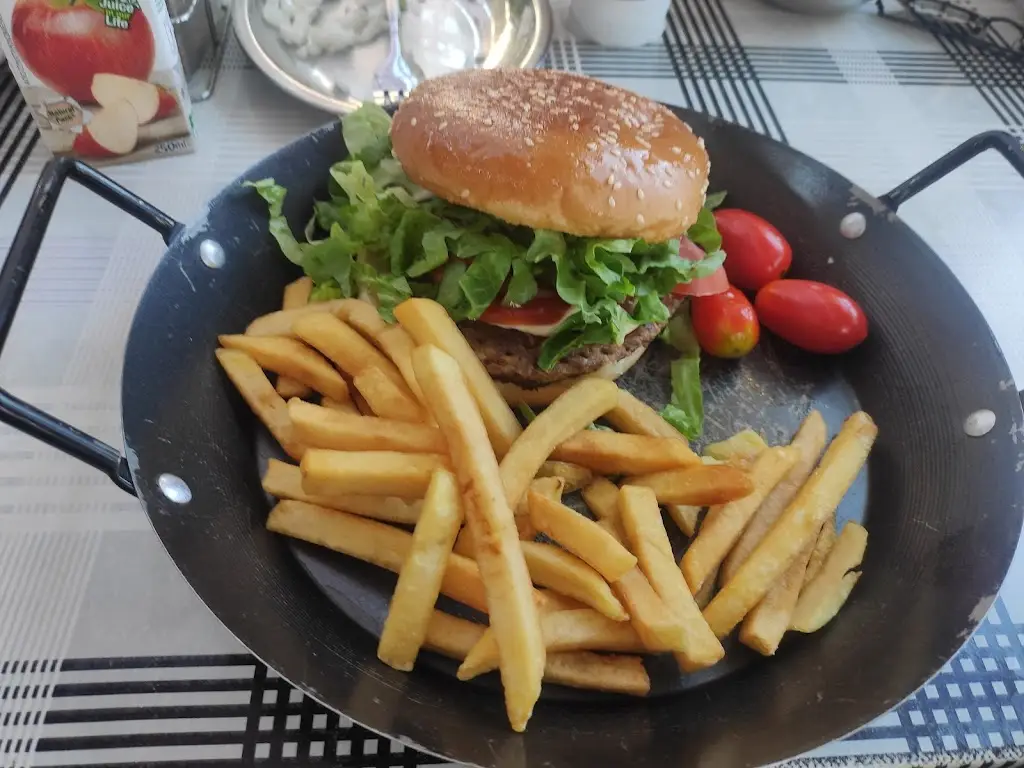 Utku Han Degirmenci_Yianni's Place_Mytilene_avis