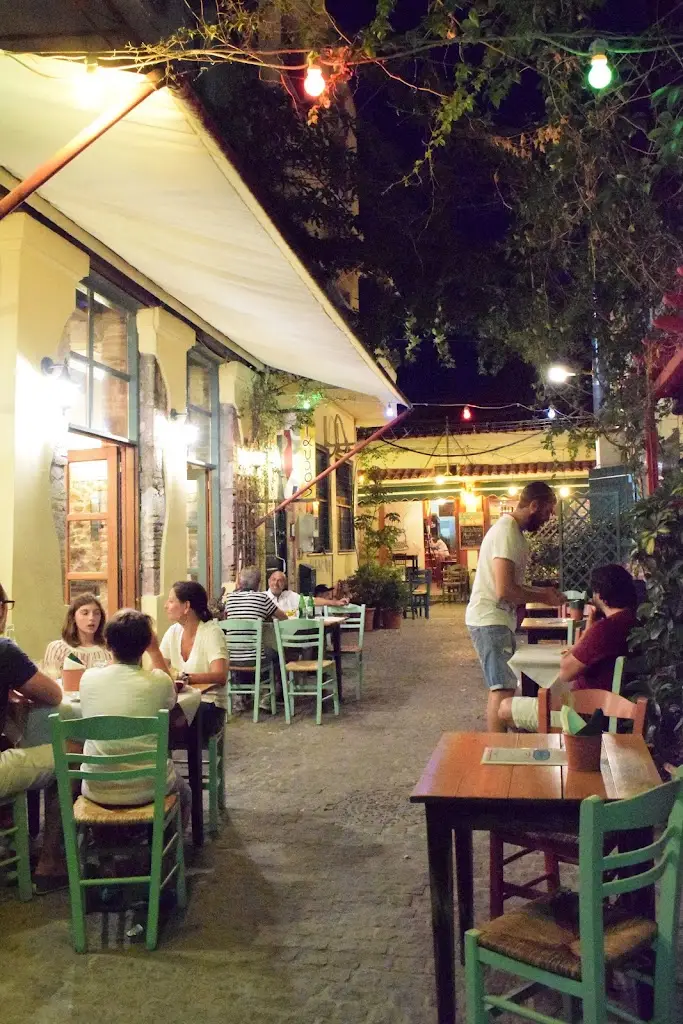 Δίαυλος Μεζεδοπωλείο - Diavlos Traditional Tavern Restaurant in Mytilene