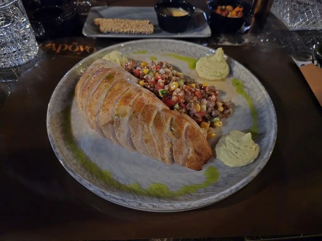 Tolga Perperek_Apõyo bar restaurant_Orestiáda_reseña