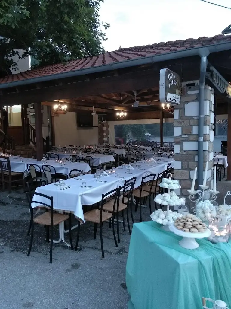 Ταβέρνα Σπηλιά Restaurant in Nikísiani