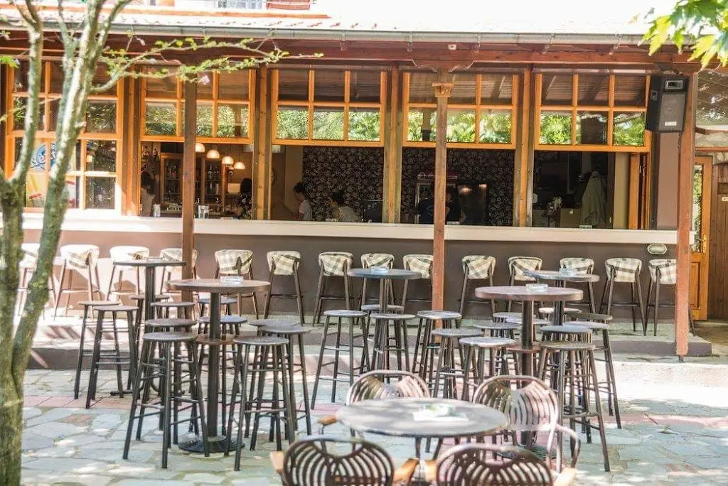 Cafe Myloi Restaurant in Nikísiani