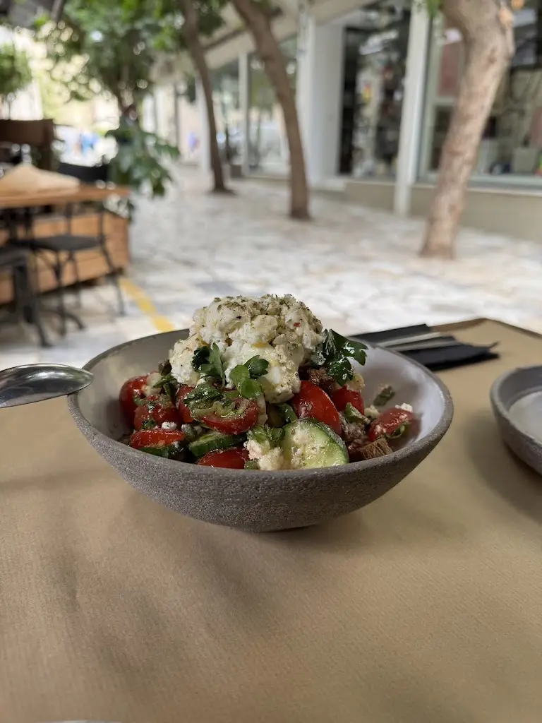 CAPATINA ROXANA_Apiri greek_eatery_Irákleio_avis