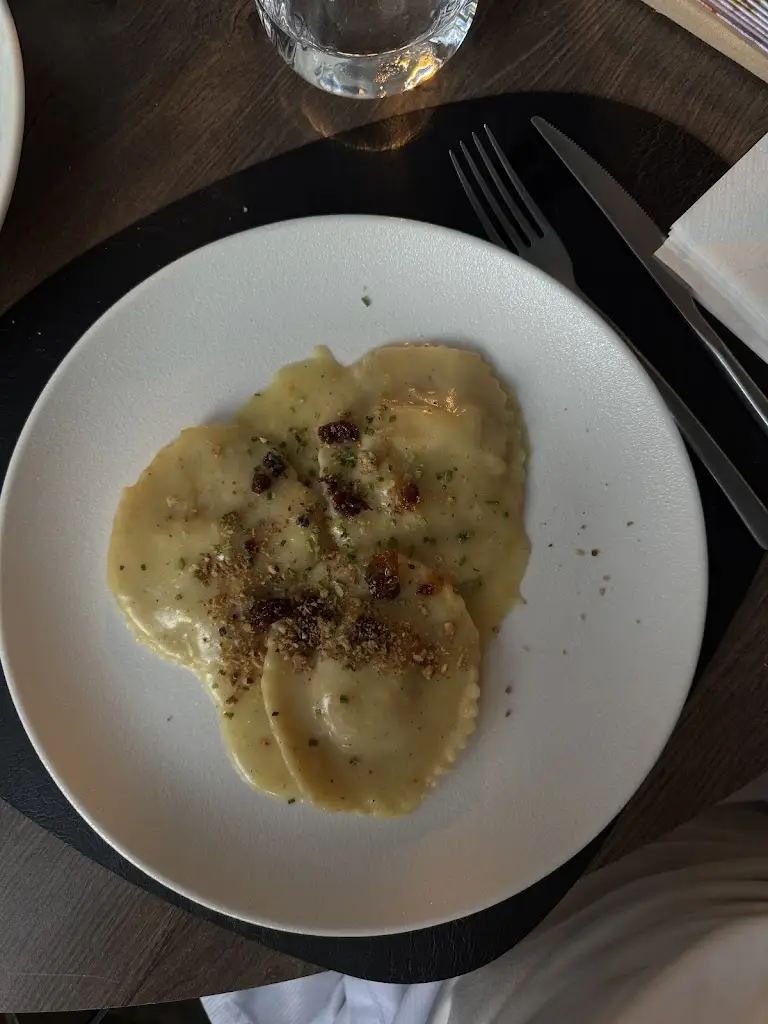 Efira R_Bostani_Nikísiani_review