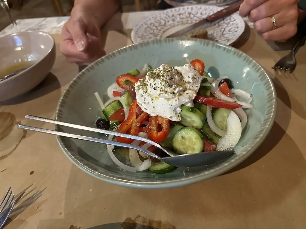 Pascal Larin_Μεζεδοπωλείο Η Αυλή_Irákleio_Bewertung