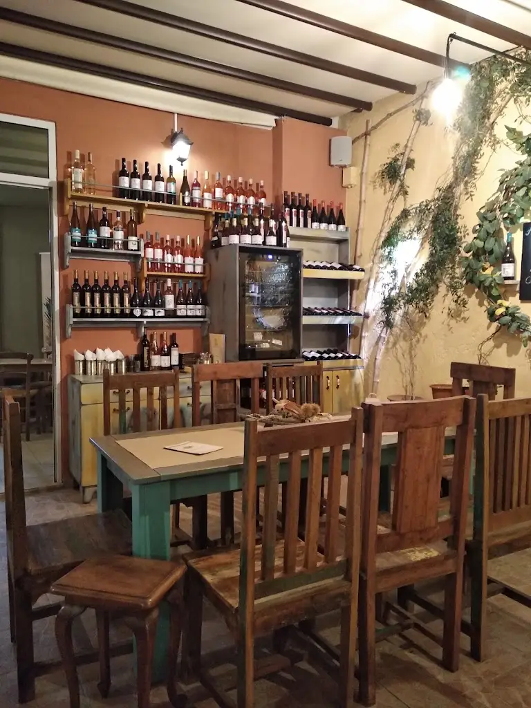 Μεζεδοπωλείο Η Αυλή_Irákleio_slider_image_1