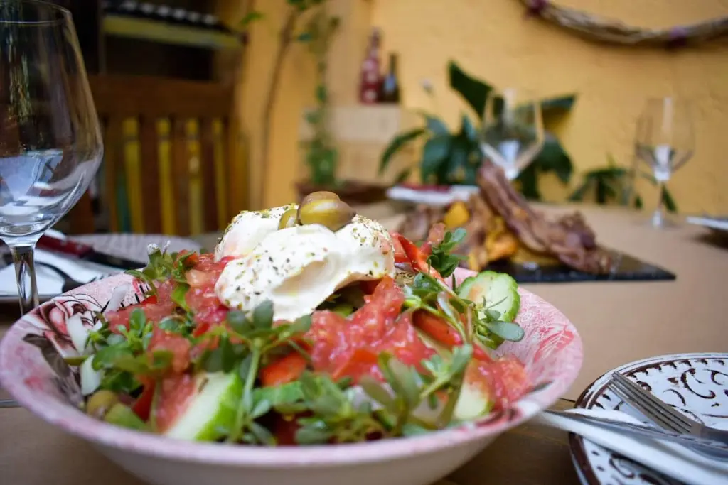 Μεζεδοπωλείο Η Αυλή_Irákleio_slider_image_3