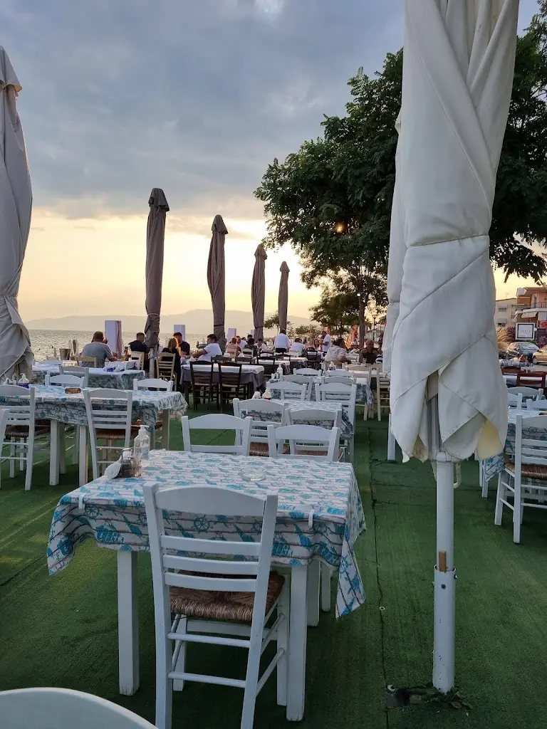 Plamen Nikolov_Orea Ellas_Paralía Ofryníou_reseña