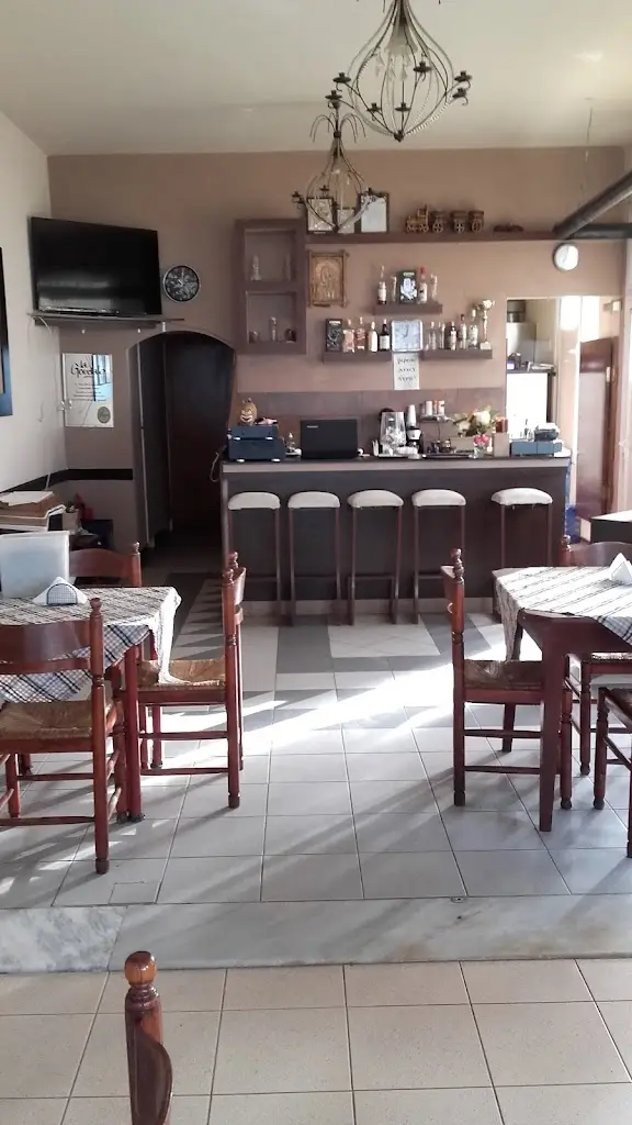 Taverna Perazmos Restaurant in Paralía Ofryníou